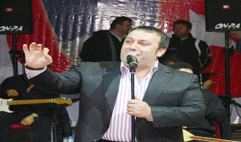 İsmail Türüt "Plan YapmayınPlan" Türküsünü Söylemekten Kaçındı - Samsun'un Bafra ilçesinde MHP ilçe teşkilatı tarafından düzenlenen "İktidara Yürüyüş" gecesinde sahne alan İsmail Türüt, hayranlarını coşturdu. Türüt, yoğun isteğe rağmen dava konusu olan "Plan yapmayın plan" türküsünü söylemekten kaçındı.