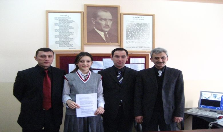 Bafra Altınkaya Anadolu Lisesi'nin Başarısı Bafra Altınkaya Anadolu Lisesi 11 DilSınıfı Öğrencisi Merve Han, Amerika'da 1 Yıllık Burslu Eğitim Almaya Hak Kazandı - Bafra Altınkaya Anadolu Lisesi 11 dil sınıfı öğrencisi Merve Han, Türk Kültür Vakfı'nın öğrenci değişim programı çerçevesinde yaptığı iki aşamalı yazılı ve sözlü sınavda üstün başarı göstererek Amerika'da 1 yıllık burslu eğitim kazandı.