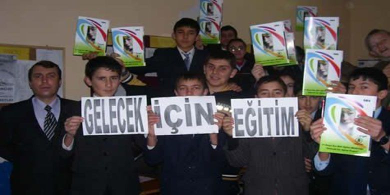 Gelecek Gelmeden Geleceğe Hazırlar - Samsun Milli Eğitim Müdürlüğünün hazırladığı Gelecek İçin Eğitim projesi 19 Mayıs ilçesi Dereköy Şehit Ümit Semerci İlköğretim Okulunda (Dereköy İlköğretim Okulu) başarılı bir şekilde uygulanmakta.