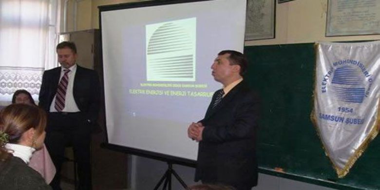 Devir Tasarruf Devri - Samsun`un 19 Mayıs ilçesi Dereköy Şehit Ümit Semerci İlköğretim Okulu`nda (Dereköy İlköğretim Okulu) Enerji tasarrufunun öneminin benimsetilmesi amacı ile Samsun Elektrik Mühendisleri Odası tarafından öğrencilere `Enerji Tasarrufu` konulu seminer verildi.