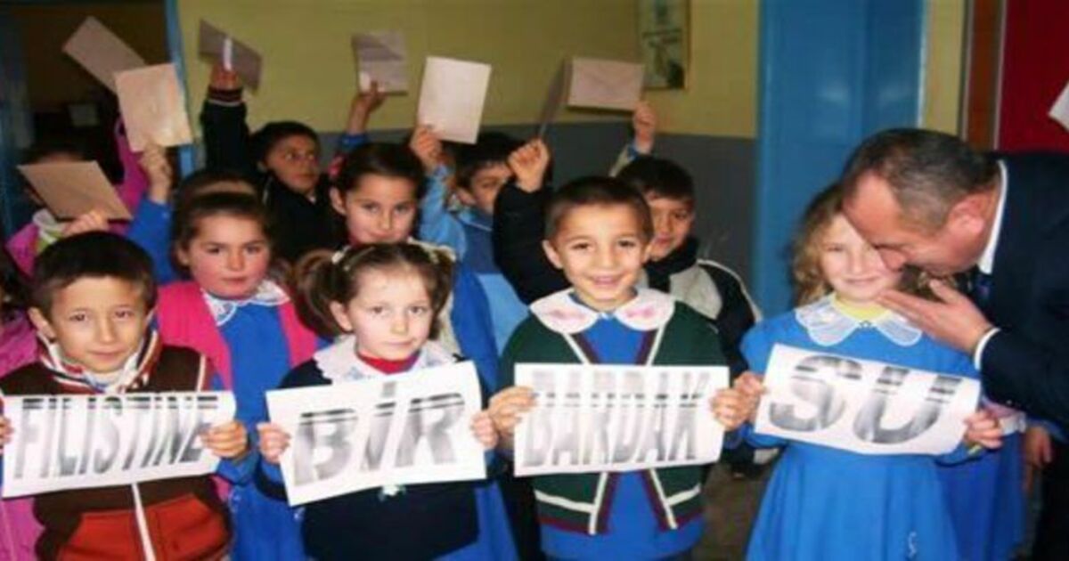 Miniklerden Filistinlilere 1 Bardak Su Kampanyası