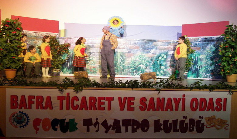 'Kahraman Acı Biber' Sahnelendi - Bafra Ticaret ve Sanayi Odası(TSO) ve Bafra İlçe Milli Eğitim Müdürlüğü işbirliğiyle kurulan Çocuk Tiyatro Kulübü ilk oyununu sahneledi.