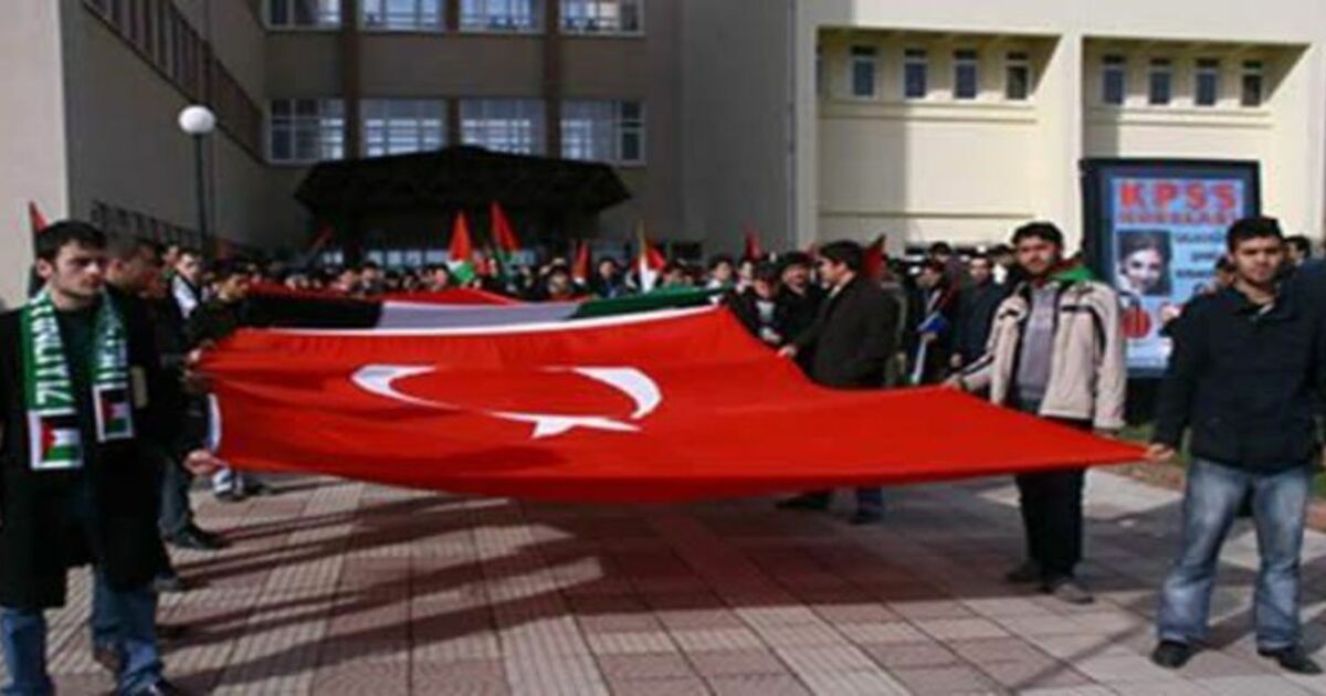 Üniversite Öğrencileri İsrail`i Lanetledi