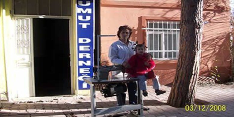 Bafra Umut Derneği Yine Mutlu Etti - Bafra Umut Derneği (BAFUMDER) ihtiyaç sahibi bir aileye dikiş makinesi vererek ailenin geçimi için önemli bir katkıda bulundu.