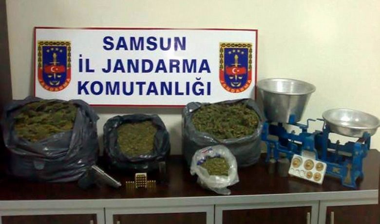 Samsun'da 16 Kilo Esrar Ele Geçirildi JandarmanınDüzenlediği Uyuşturucu Operasyonunda 2 Kişi Gözaltına Alındı - Samsun'un Bafra ilçesinde jandarma tarafından düzenlenen iki ayrı operasyonda 16 kilo esrar ele geçirilirken, 2 kişi gözaltına alındı.