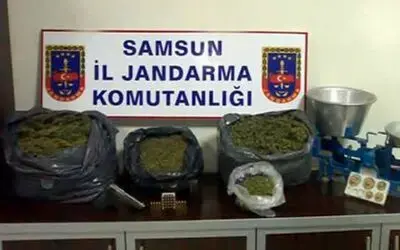 Esrar Ve Tabanca Yakalattılar