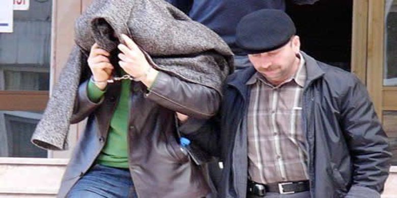 8 Yıl Önceki Kazanın Sürücüsü Yakalandı - Samsun`un Alaçam ilçesinde 8 yıl önce meydana gelen trafik  kazasında 2 kişinin ölümüne, 1 kişinin de yaralanmasına sebep olduğu gerekçesiyle hakkında 4 yıl 2 ay hapis cezası bulunan minibüs sürücüsü cezaevine gönderildi.