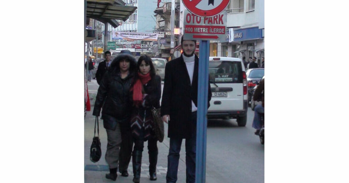 Trafik Levhasına Takılan Sac Levha Tehlike Saçıyor