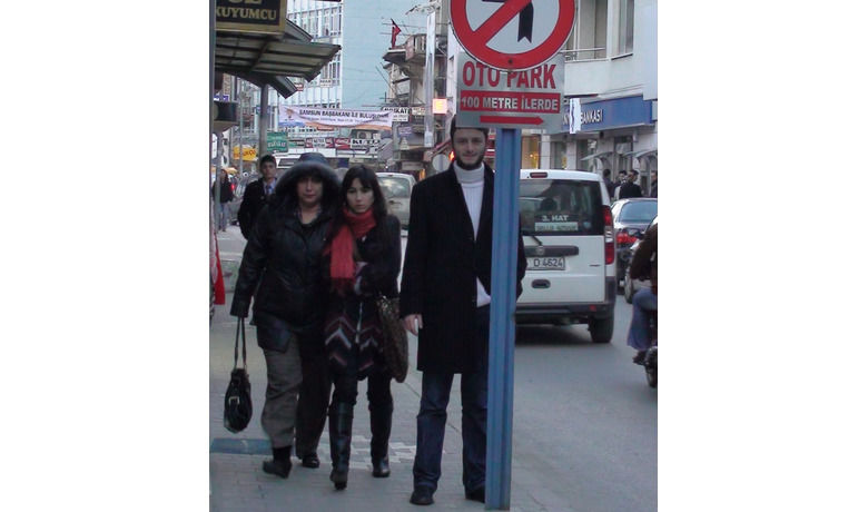 Trafik Levhasına Takılan Sac Levha Tehlike Saçıyor - Samsun'un Bafra ilçesinde trafik levhasına takılan otopark yön levhası tehlike saçıyor.