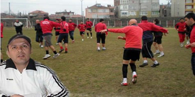 Artık Sahada İyi Futbol Sergiliyoruz - Bafra Belediyespor Teknik Direktörü Sedat Kalaycı, `Takım olarak iyi oynamaya başladık.Artık rakip kim olursa olsun, devirerek emin adımlarla hedefimize ilerleyeceğiz` dedi.