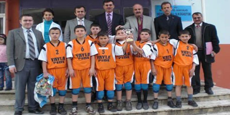 Dedeli Yibo Miniklerde De Bafra Birincisi - 25/02/09 Salı günü düzenlenen minik erkekler voleybol turnuvasında düzenlenen maçta Dedeli YİBO galip gelerek Bafra birincisi olmuştur