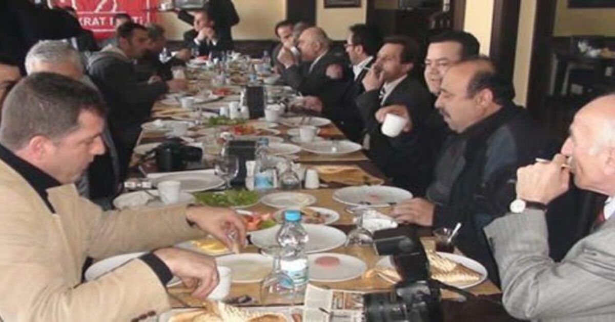 Ufuk Saral`dan Basına Kahvaltı