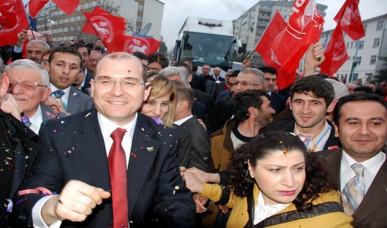 Dp Genel Başkanı Süleyman Soylu: "Televizyonlardan DüelloYapıyorlar. Yüreğiniz Yetiyorsa Düelloyu Milletin Önünde Yapın" - Demokrat Parti (DP) Genel Başkanı Süleyman Soylu, Türkiye'de seçimin adeta "kovboy filmine" çevrildiğini savunarak, "Televizyonlardan düello yapıyorlar. Yüreğiniz yetiyorsa düelloyu milletin önünde yapın" dedi.