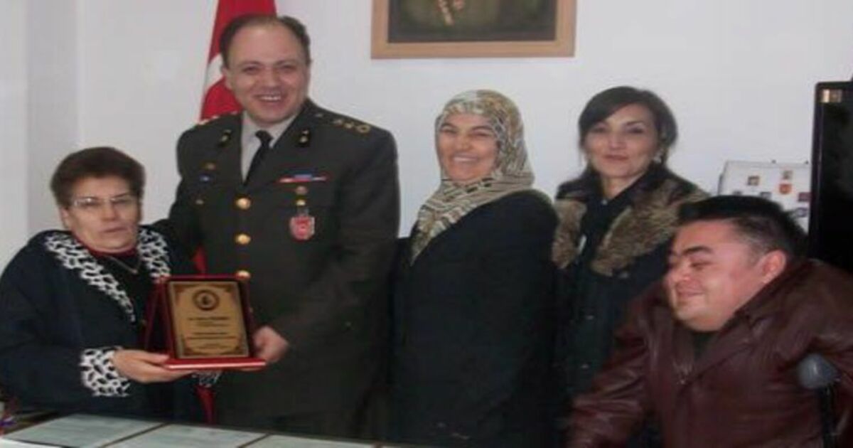 Ortopedik Özürlüler`den Komutana Plaket