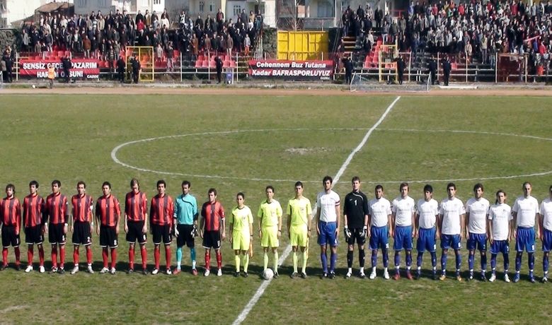 Tff 3. Lig Bafra Belediyespor: 2 - İzmirspor: 1 - TFF 3. Lig Yükselme Grubu'nda Bafra Belediyespor, İzmirspor'u 2-1 mağlup etti.