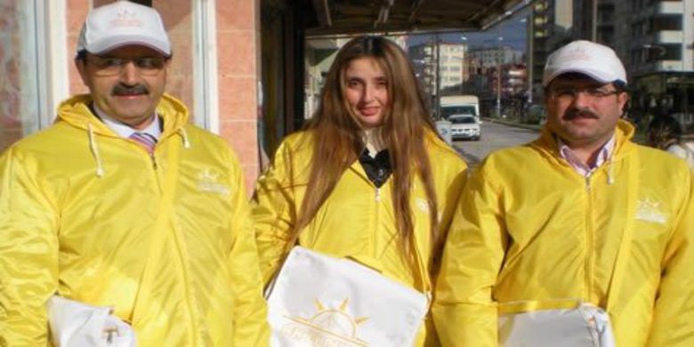 Semiz Ve Şahin Ak Elçi Oldu - AK Parti Bafra Gençlik Kolları İlçe Teşkilatı Başbakan Erdoğan ve Bafra Belediye Başkan Adayı Zihni Şahin`in mektuplarını halka ulaştırmaya başladılar.