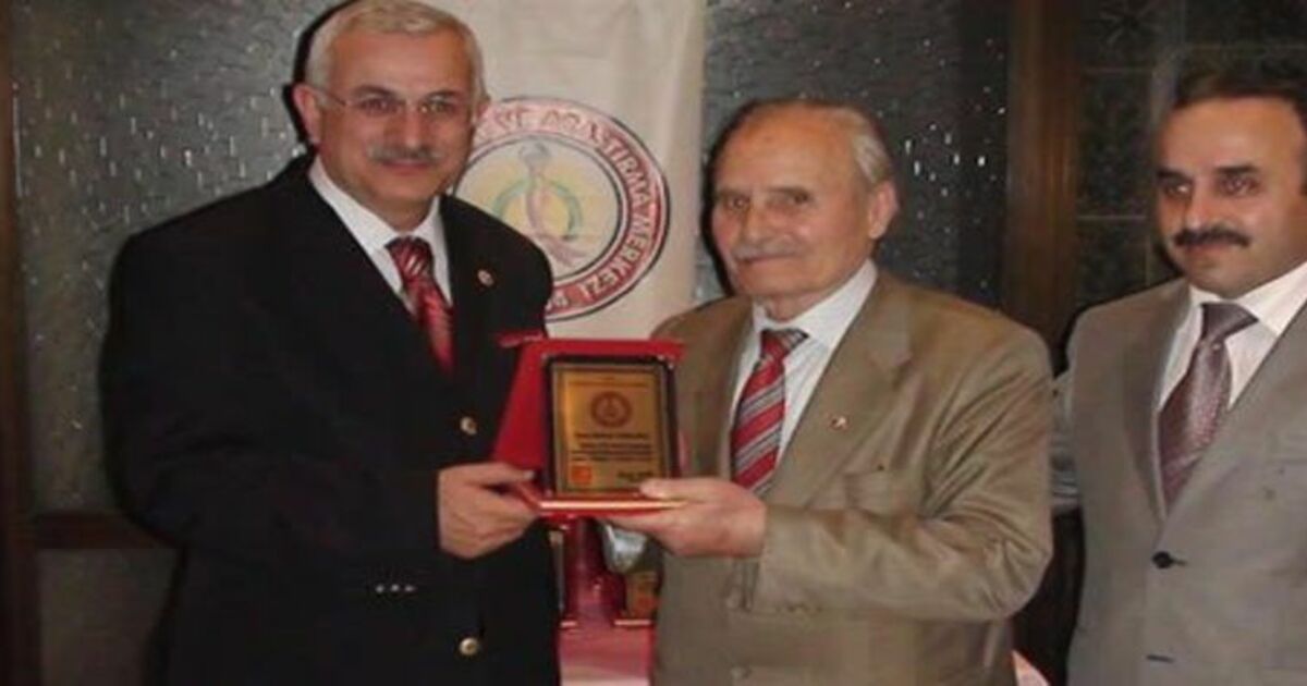 Eğitime Destek Verenlere Plaket Verildi