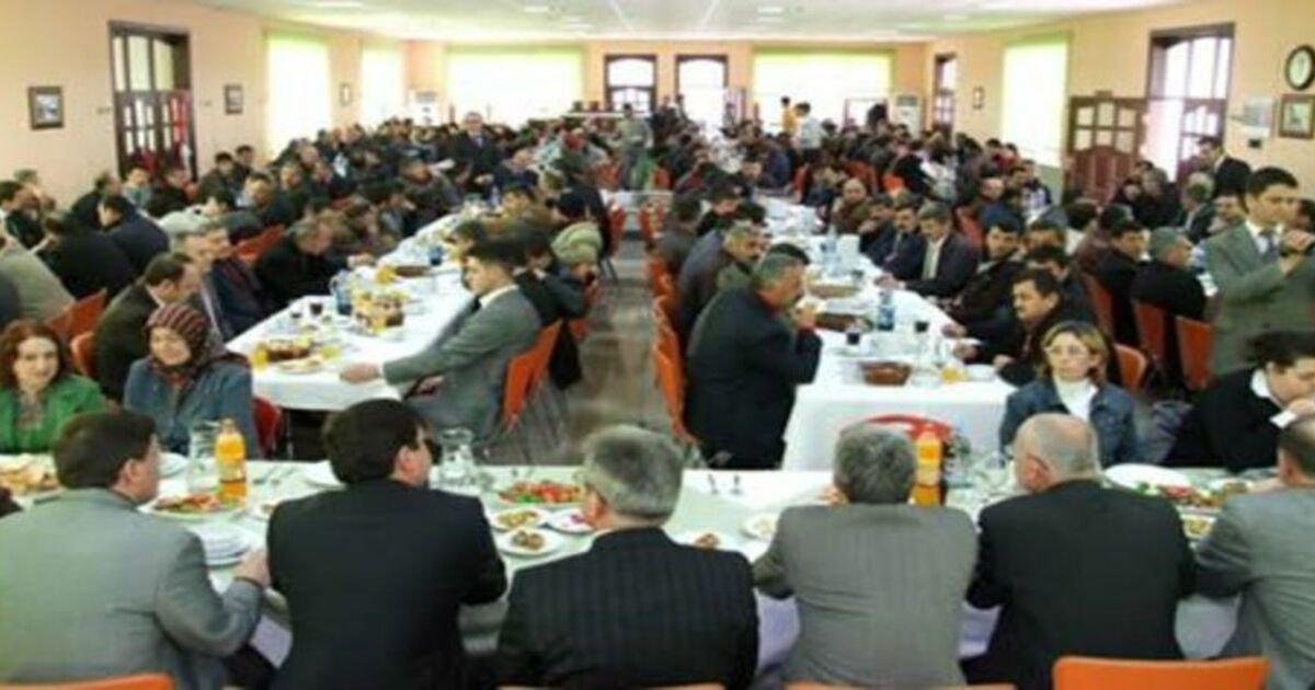 Neiş`ten Belediye İşçilerine Veda Yemeği