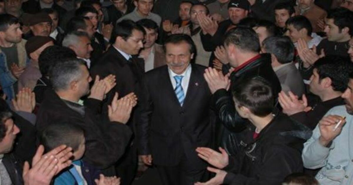 Aslan`ın Kahvehane Toplantısı Caddeye Taştı