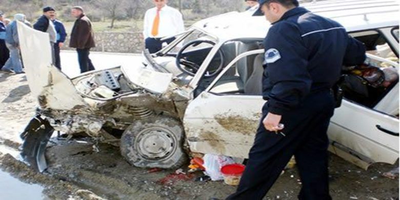 Trafik Kazası 1 Ölü 4 Yaralı - Sinop`un Boyabat ilçesinde iki otomobilin çarpışması sonucu meydana gelen kazada 1 kişi hayatını kaybederken 4 kişi de yaralandı.