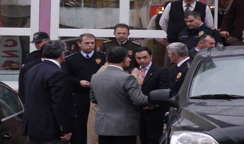 Bafra'daki Silahlı Saldırı - Samsun'un Bafra ilçesinde meydana gelen ve 2 kişinin hayatını kaybettiği, 6 kişinin de yaralandığı silahlı saldırının sabah saatlerinde yaşanan kavga yüzünden meydana geldiği belirtildi.