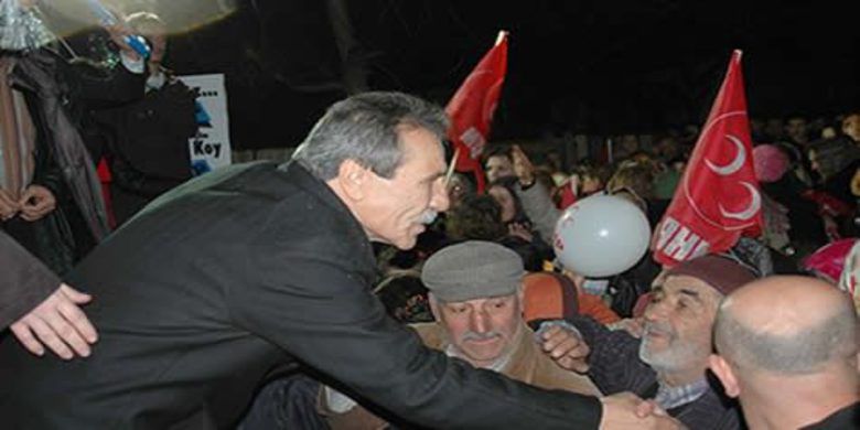 Kavakpınar Ve Mevlana Mhp Dedi - Milliyetçi Hareket Partisi Kavakpınar ve Mevlana Mahallelerinde açık hava mitingi düzenledi. MHP Bafra Belediye Başkan Adayı Hasan Aslan`ın  parti yöneticileri ve belediye meclis üyesi adaylarıyla katıldığı mitinglere yoğun katılımın  olduğu gözlendi.