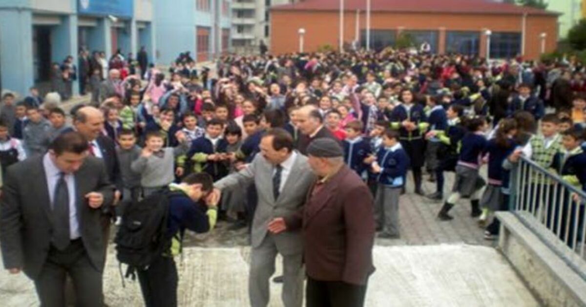Öğrencilerden Şahin`e Sevgi Seli