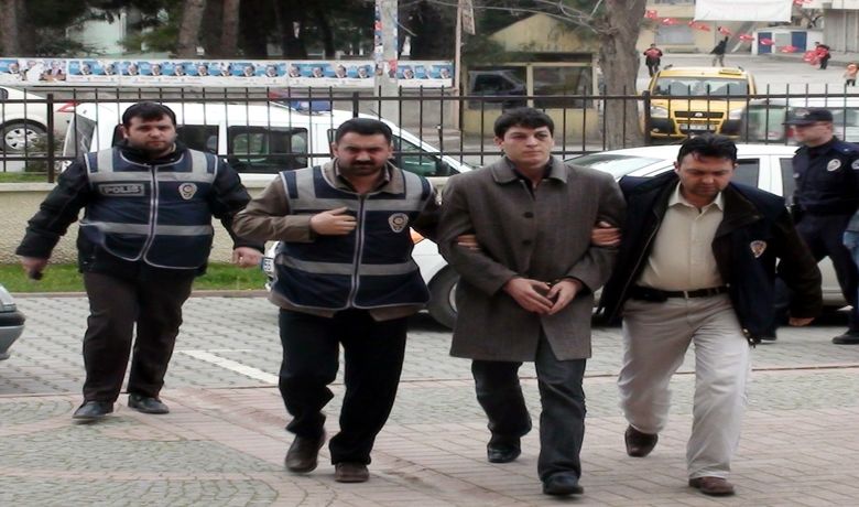 Bafra'daki Silahlı Saldırı OlayınZanlıları Adliyeye Sevk Edildi - Samsun'un Bafra ilçesinde 2 kişinin öldüğü, 7 kişinin yaralandığı silahlı saldırının zanlıları bugün adliyeye sevk edildi.