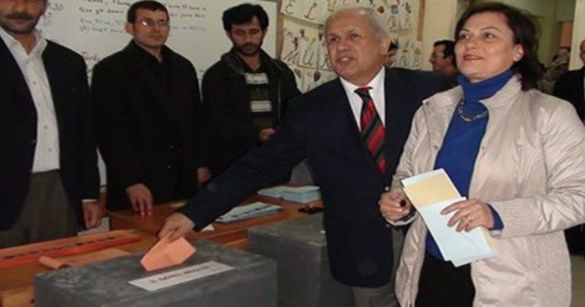 Yaşar Buharalıoğlu Eşi İle Oy Kullandı