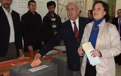 Yaşar Buharalıoğlu Eşi İle Oy Kullandı