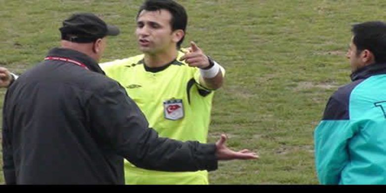 Bafra Belediyespor Pes Etti - TFF 3.Lig Yükselme Grubu´nda mücadele eden temsilcimiz Bafra Belediyespor, sahasında karşılaştığı Ankara Demirspor´a 2-1 mağlup oldu.