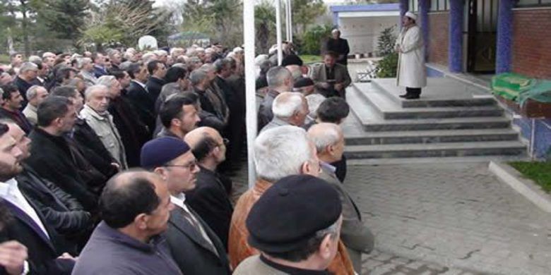 Camadan Ailesinin Acı Günü - Balıkesir Emniyet Müdürlüğünden emekli Emniyet Müdürü Nihat Camadan`ın annesi Sadet Camadan, Samsun Devlet Hastanesinde geçirdiği karaciğer yetmezliği tedavisinin ardından taburcu edildi.