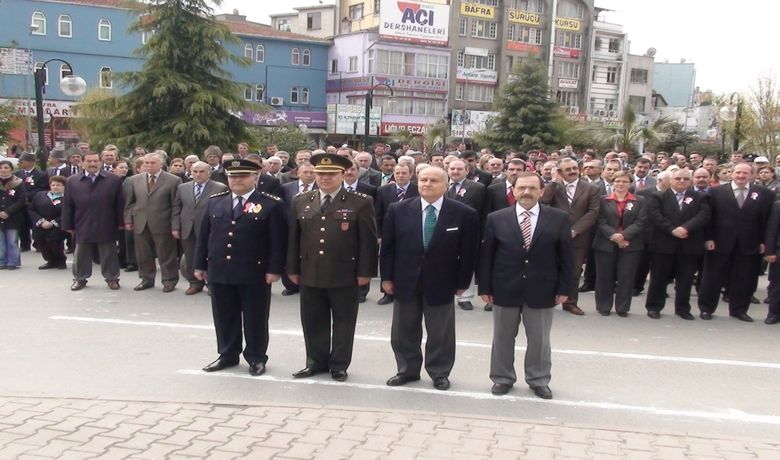 Bafra'da Polis Teşkilatı'nın164. Kuruluş Yıldönümü Kutlaması - Samsun'un Bafra ilçesinde, Türk Polis Teşkilatı'nın 164. kuruluş yıldönümü nedeniyle düzenlenen törende saygı duruşu ve İstiklal Marşı'nın ardından İlçe Emniyet Müdürü Mahir Erol tarafından Atatürk Anıtı'na çelenk konuldu.