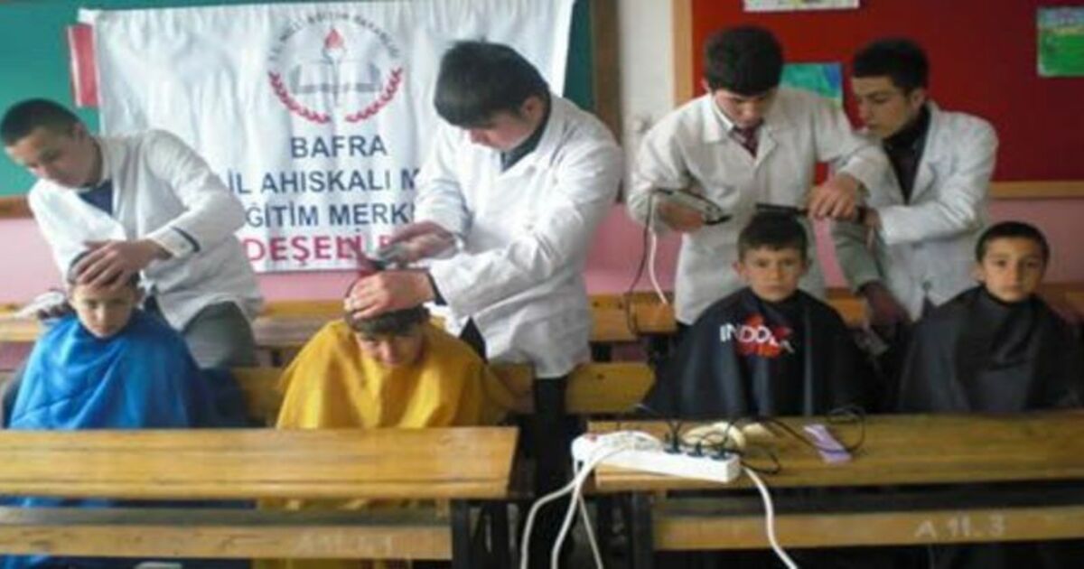 Dedeli Yibo`da Saç Kesimi
