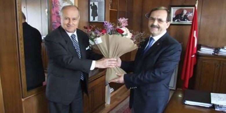 Şahin İade-i Ziyaretlere Başladı - 29 Mart mahalli Seçimlerinde Bafra Belediye Başkanlığına seçilen Zihni Şahin uzun süren ziyaret programı ile birlikte kendisini ziyaret ederek tebrik eden Kurum ve Kuruluşlara yönelik olarak gerçekleştirdiği iade_i ziyaret programına başladı.