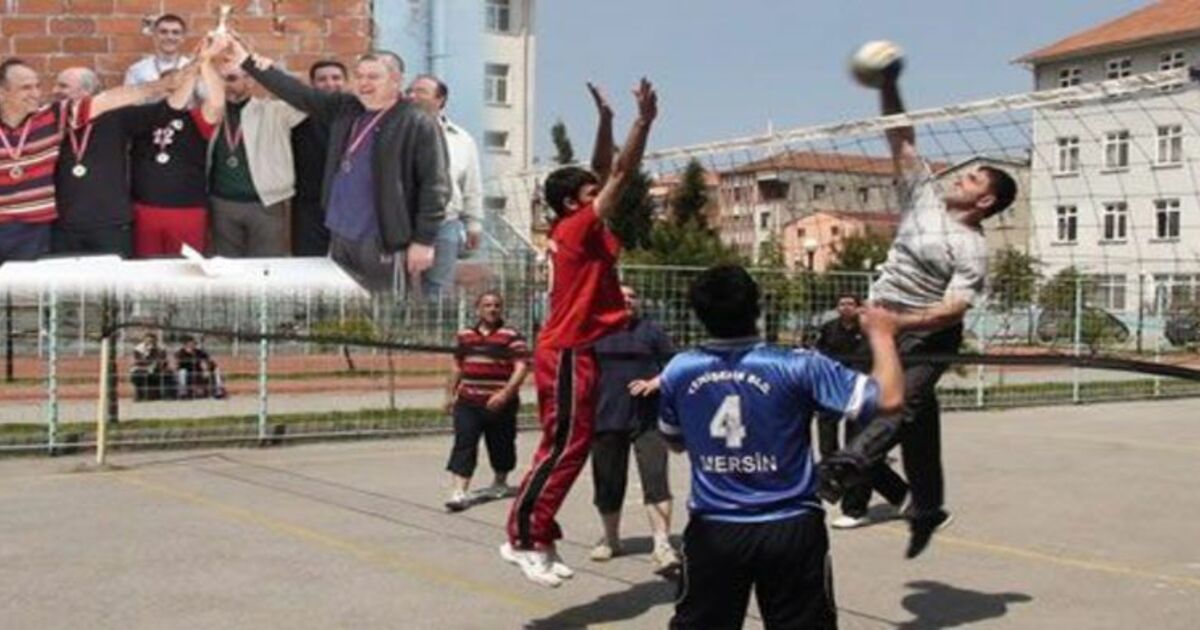 Öğretmenlerden Öğrencilere Voleybol Dersi