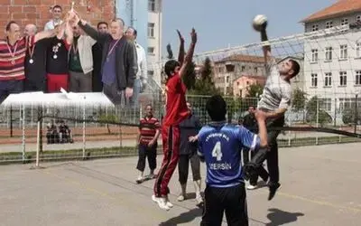 Öğretmenlerden Öğrencilere Voleybol Dersi