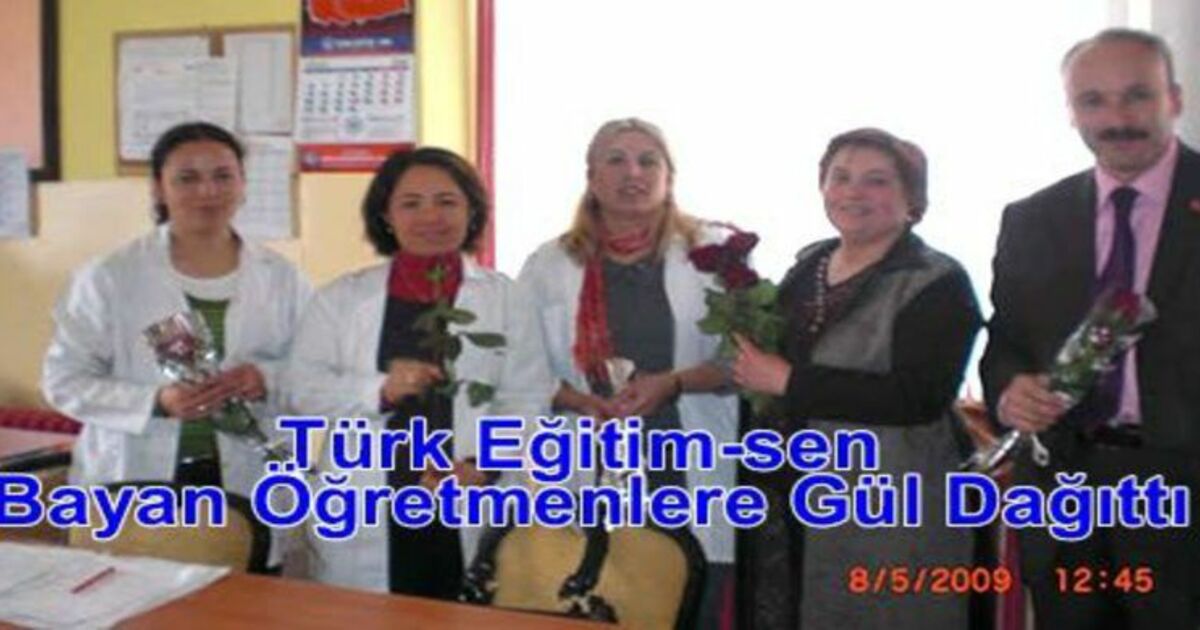 Türk Eğitim-sen Bayan Öğretmenlere Gül Verdi