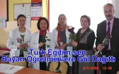 Türk Eğitim-sen Bayan Öğretmenlere Gül Verdi