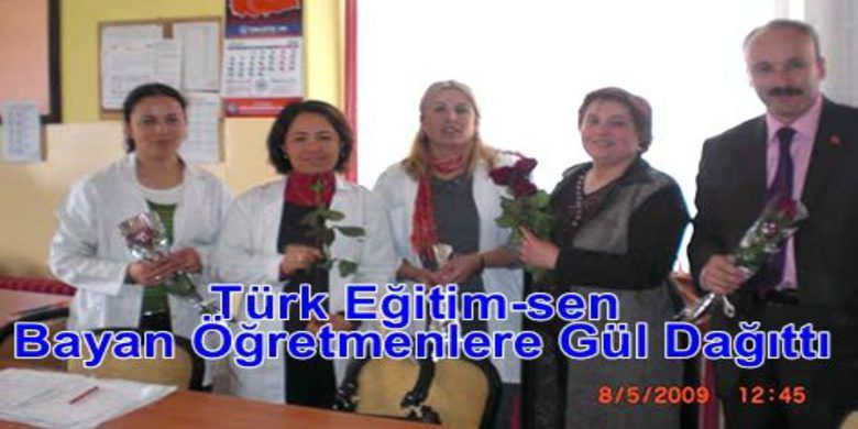 Türk Eğitim-sen Bayan Öğretmenlere Gül Verdi - Bafra Türk Eğitim-Sen, Anneler Günü dolayısıyla ilçemizde görev yapan bayan öğretmenlerimizin ve eğitim çalışanlarının tamamına sendikalı sendikasız ayrımı yapmadan kırmızı gül dağıttı ve onların anneler gününü kutladı.