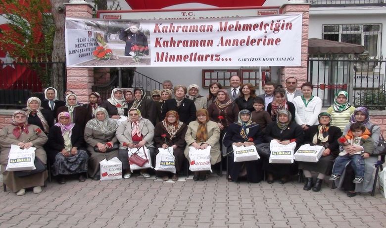 Bafra Garnizon Komutanlığı'ndanAnneler Günü Kutlaması - Samsun'un Bafra ilçesinde Bafra Garnizon Komutanlığı tarafından Anneler Günü dolayısıyla şehit annelerine kahvaltılı kutlama programı düzenlendi.