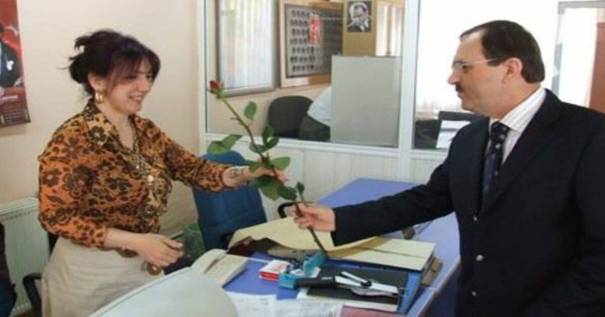 Belediyedeki Annelere Gül