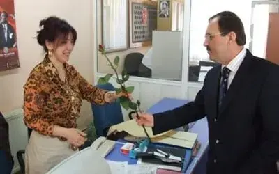 Belediyedeki Annelere Gül