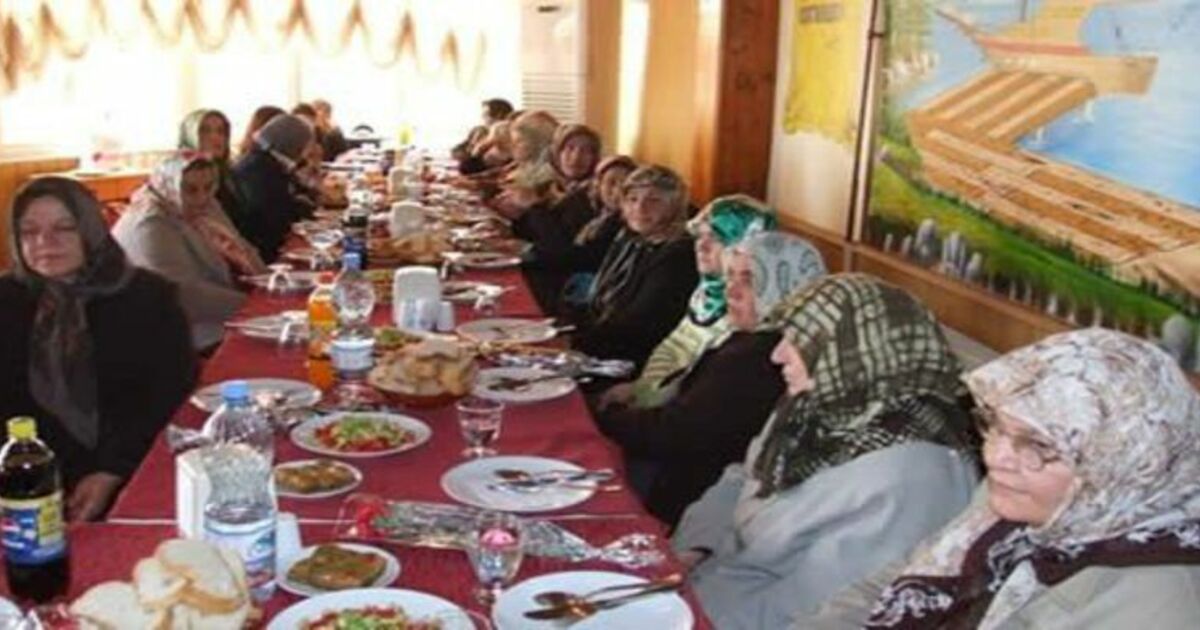 Şahin`den Şehit Annelerine Yemek
