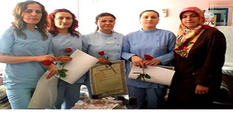 Agd Hemşireler Gününü Kutladı - Bafra Anadolu Gençlik Derneği hanımlar komisyonu hemşireler gününde hastaneleri ziyaret ederek hemşirelerin Hemşireler Gününü kutladılar.