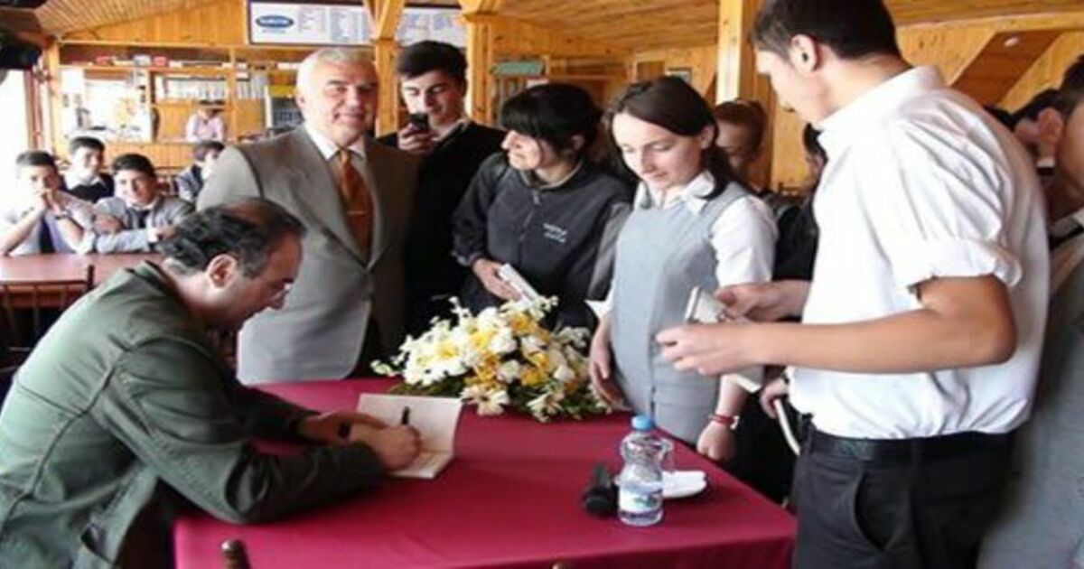 Sunay Akın Hayranlarına İmza Dağıttı