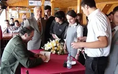 Sunay Akın Hayranlarına İmza Dağıttı
