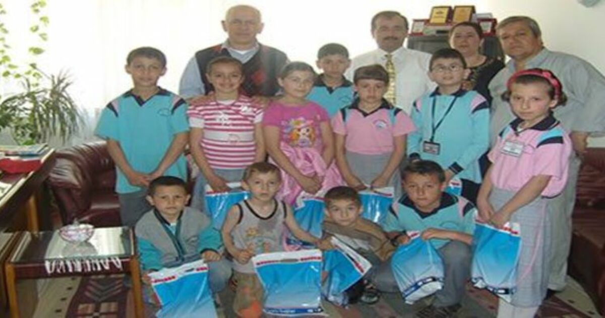 Fatih İlköğretim`den Öğrencilere Ayakkabı Hediyesi