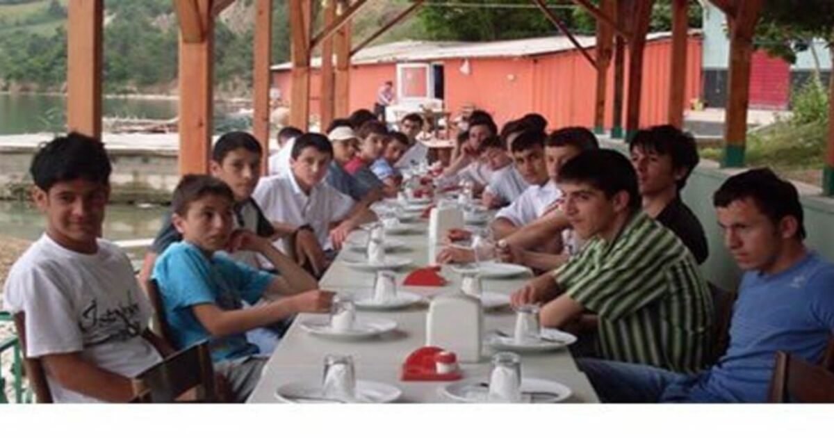 Yavuz Selim Vakfı Öğrencilere Yemek Verdi