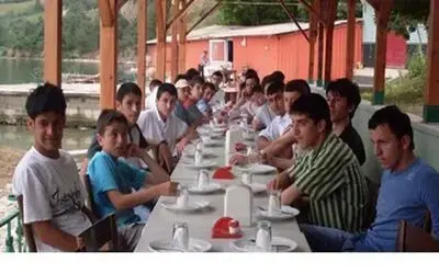 Yavuz Selim Vakfı Öğrencilere Yemek Verdi